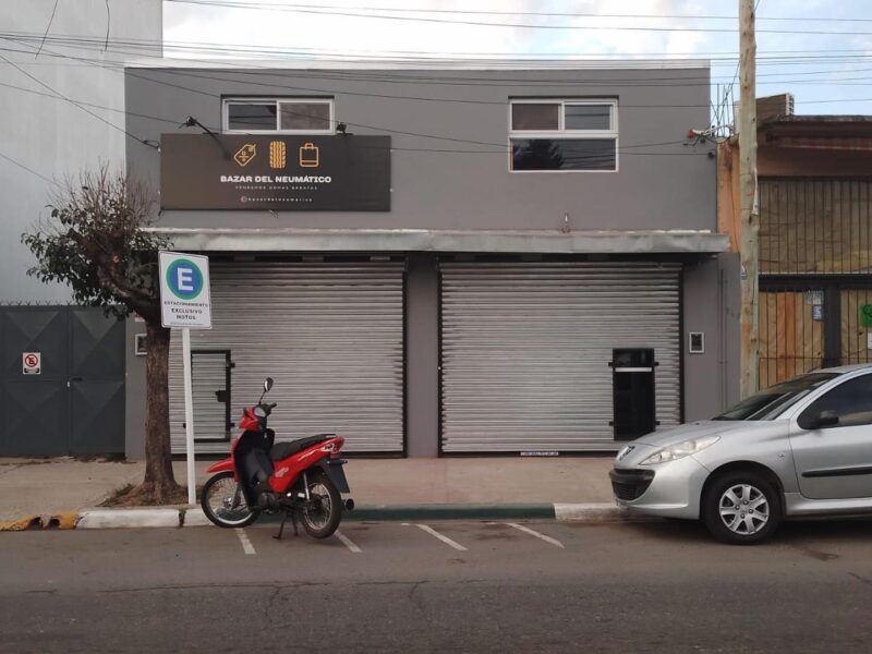 25 De Mayo 700 - Casa CASA + 2 LOCALES